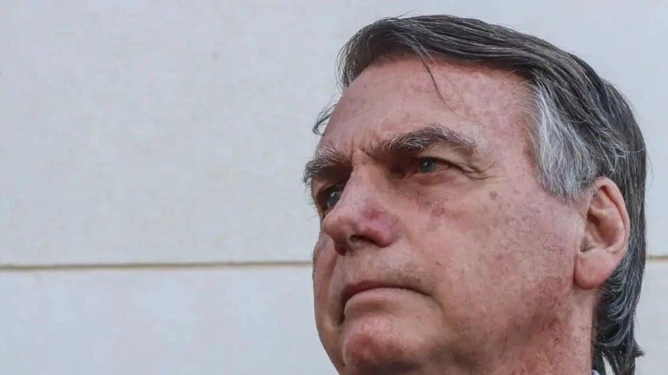 Jair Bolsonaro permanece internado em São Paulo entre boatos de sua morte