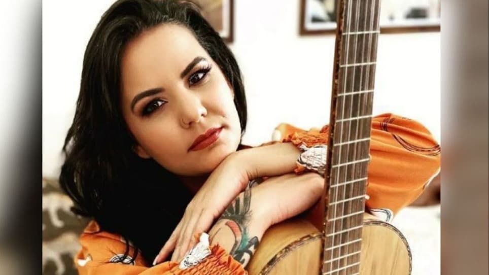 Tragédia na estrada: cantora sertaneja Nanda Ferraz perde a vida em acidente de carro
