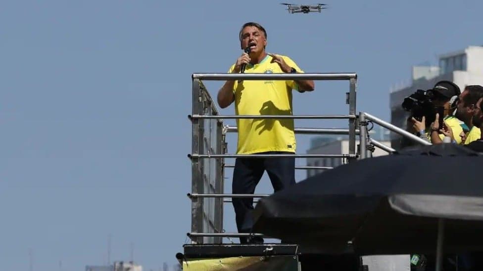 Bolsonaro alerta apoiadores para permanecerem firmes mesmo em sua ausência
