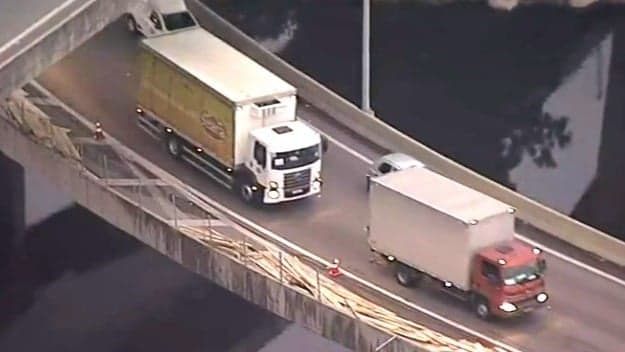 Carga de madeira cai de caminhão e causa tumulto na Marginal Tietê
