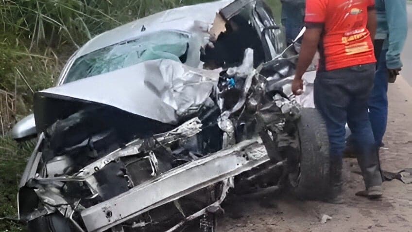 Vídeo: Acidente gravíssimo entre carro e carreta deixa uma pessoa ferida na BR-381 em Santana do Paraíso