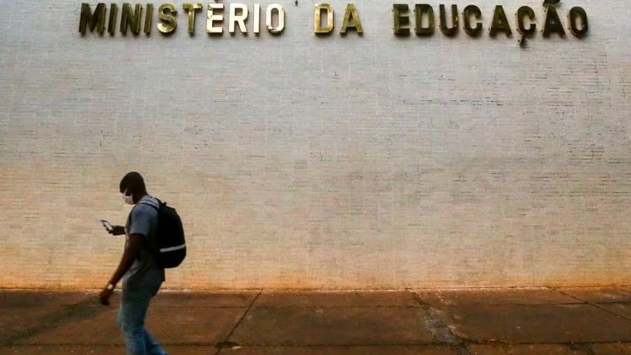 Professores de universidades federais de Minas Gerais anunciam greve