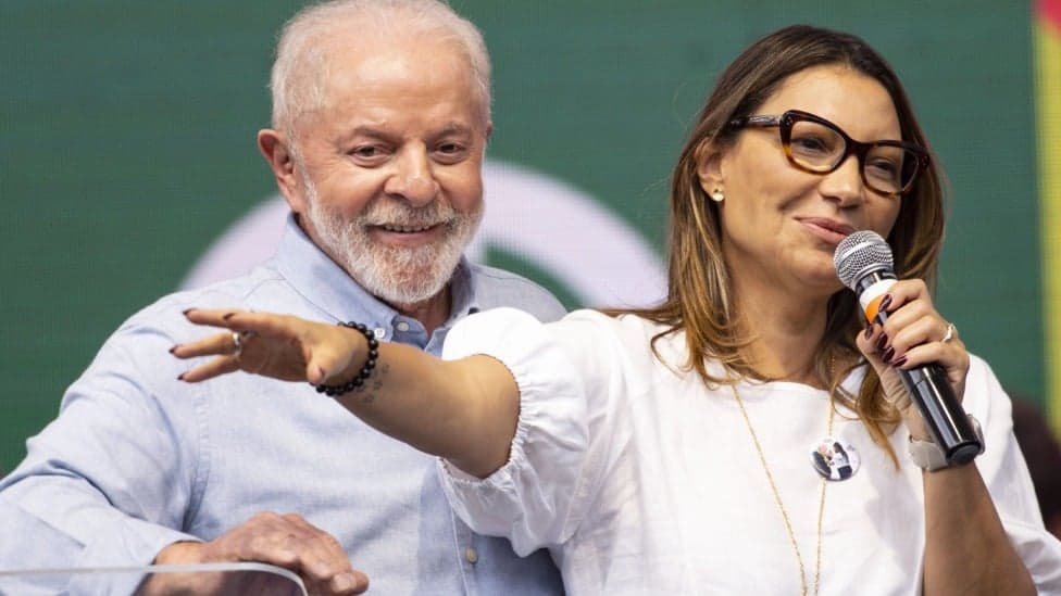Janja leva presidente Lula ao Palácio do Planalto em veículo elétrico de luxo