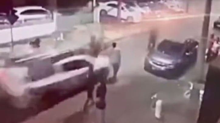 VÍDEO: Adolescente atropela grupo de jovens com o carro da mãe após briga no RJ