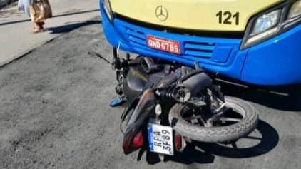 Colisão entre moto e ônibus deixa dois feridos em Governador Valadares