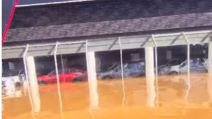 Vídeo: Concessionárias de carros de luxo ficam debaixo d’água no RS