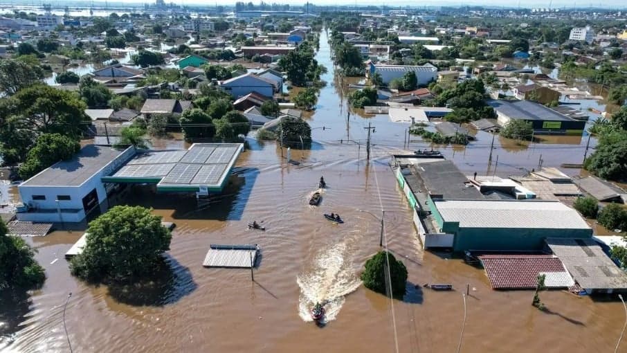Tragédia no RS: enchentes já causaram 85 mortes e aeroportos fechados