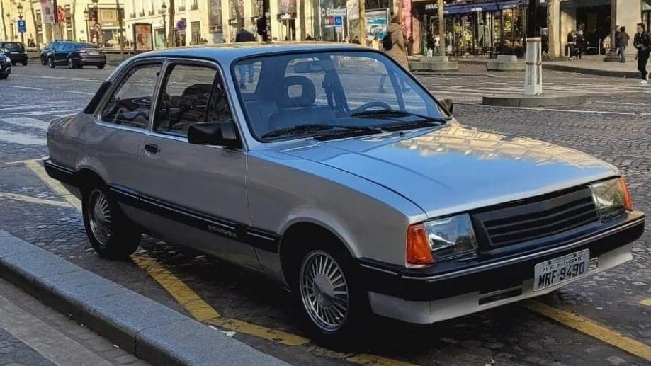 Chevette de 1987 com placa mineira surpreende em Paris e agita redes sociais