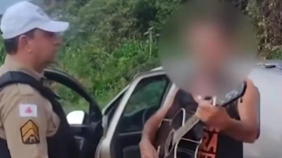 Motorista detido canta 'Seu guarda, eu não sou vagabundo' após ser pego dirigindo bêbado em MG