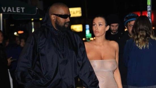 Mulher de Kanye West usa vestido transparente sem calcinha
