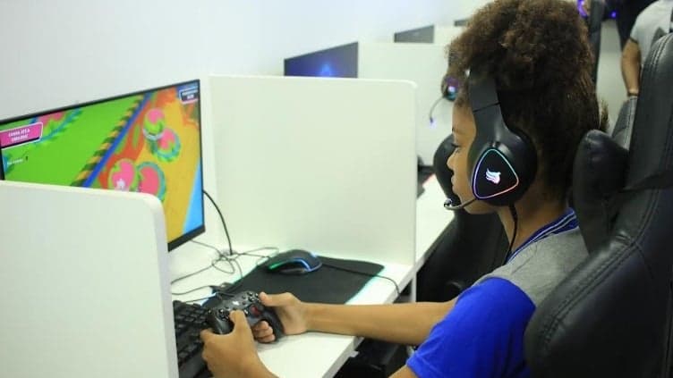 Carreta Gamer oferece experiência imersiva em jogos eletrônicos em Fabriciano 
